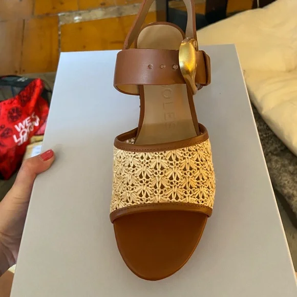 AEROSOLES Women's Tan and Brown Sandals - Picture 5 of 8